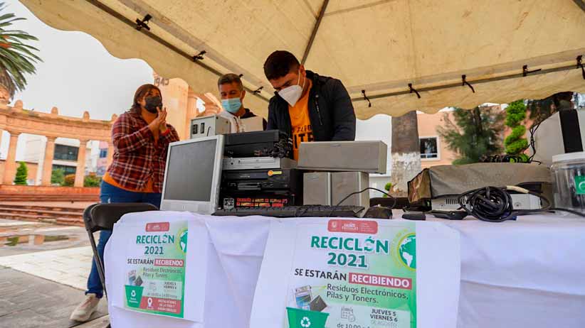 Supervisa César González Navarro rehabilitación de cancha de usos múltiples en la colonia Francisco Villa