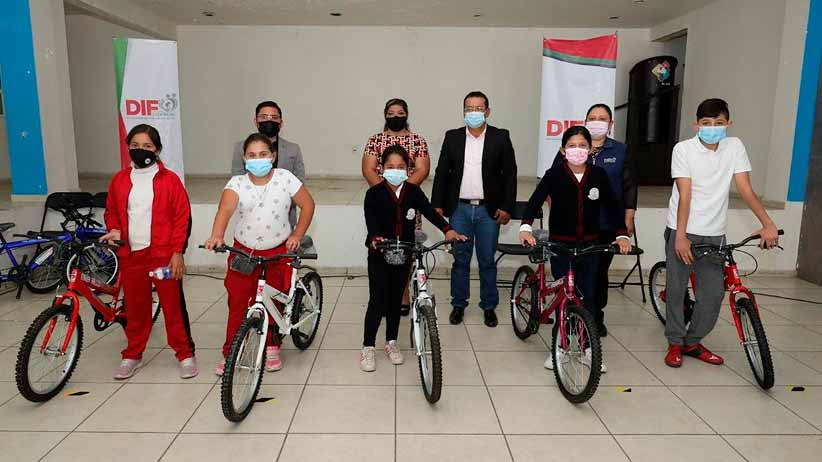 Entrega SEDIF bicicletas a niñas y niños de Enrique Estrada ganadores del concurso “Mi Vida en Pandemia”