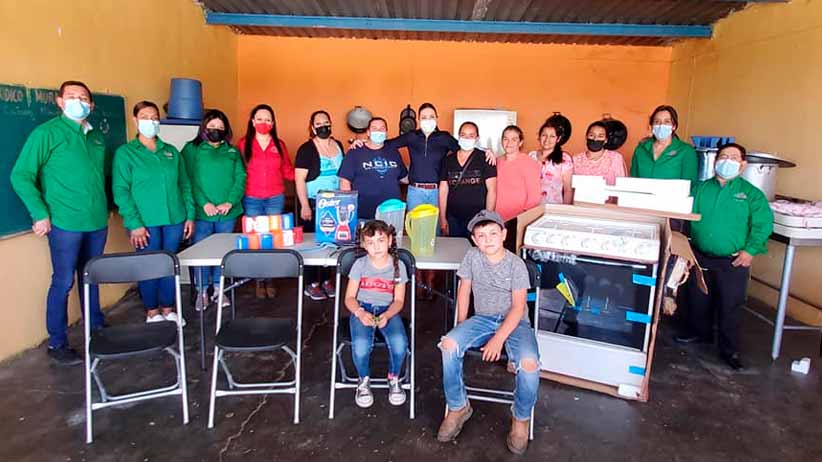 Durante gira de trabajo Gregorio Macías Zúñiga inaugura calle principal de Apizolaya