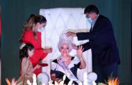 Coronan a Irma Medrano como Reina de la Edad de Oro