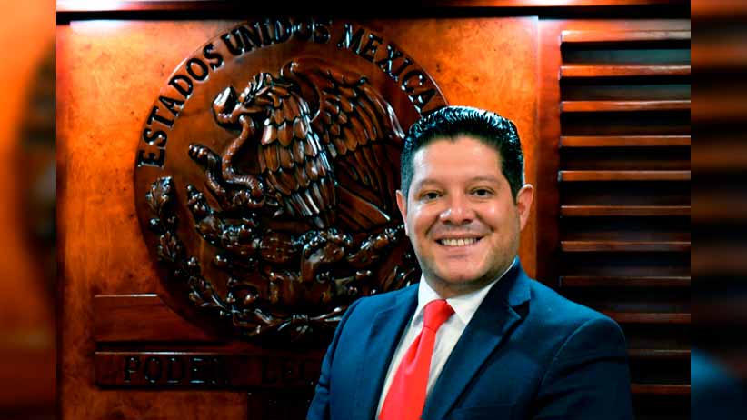 Coronan a Irma Medrano como Reina de la Edad de Oro