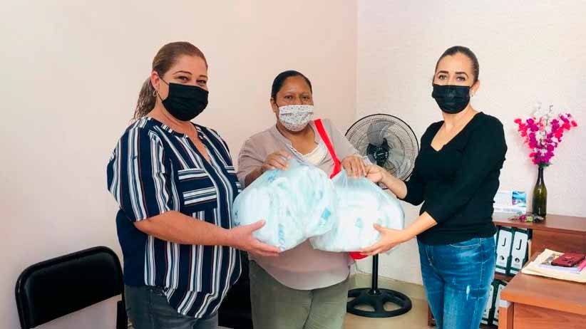 Entrega SMDIF de Jalpa pañales a personas de bajos recursos