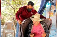 Cobija Gil Martínez a la comunidad de Agua Blanca