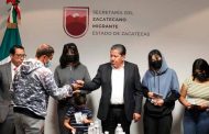 Gobernador  David Monreal entrega pasaportes americanos