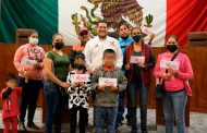 Entrega Xerardo Ramírez becas de apoyo a estudiantes