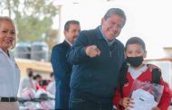 Beneficia Gobernador David Monreal Ávila a escuelas y niños loretenses con material, uniformes, mochilas y útiles escolares