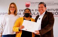 Entrega Gobernador David Monreal Ávila escrituras a familias de Pánuco