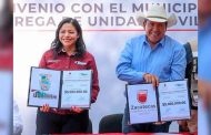 Gobernador David Monreal Ávila firma convenio por 5 mdp y entrega ambulancia al pueblo de Tepechitlán
