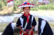 Feliciano, niño wixárika que estudia la primaria, quiere ser músico y cantante como su papá