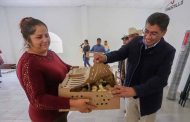 Benefician a comunidades con la entrega de aves de traspatio