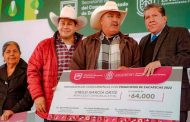 Entregan apoyos para el campo en la Feria Agropecuaria 2022