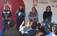 Entrega Julio César Chávez guarniciones y banquetas en Colonia Progresistas