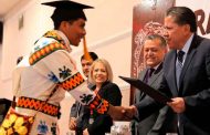 Etsiékame cantaba en el mercado y vendía artesanías de chaquira; se graduó como Ingeniero en Administración