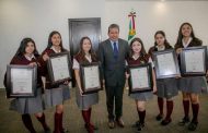 Reconoce Gobernador David Monreal Ávila a estudiantes zacatecanas de élite