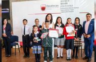 Premia Sara Hernández de Monreal a niñas y niños ganadores de concursos regionales de escuelas primarias