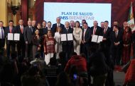 Gobernador David Monreal firma el acuerdo para la universalización de la salud con el Presidente Andrés Manuel López Obrador
