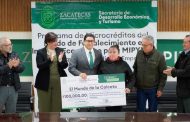 Benefician a emprendedores de la Capital con la entrega de micro créditos
