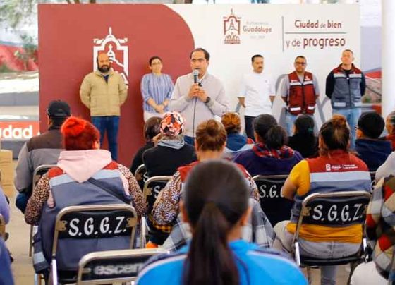 Entrega Pepe Saldívar apoyos alimentarios a personal de limpieza y barrido manual