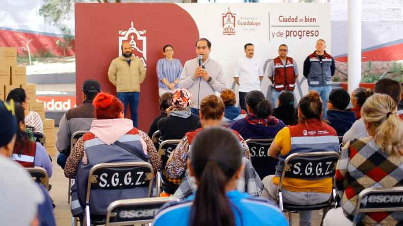 Entrega Pepe Saldívar apoyos alimentarios a personal de limpieza y barrido manual