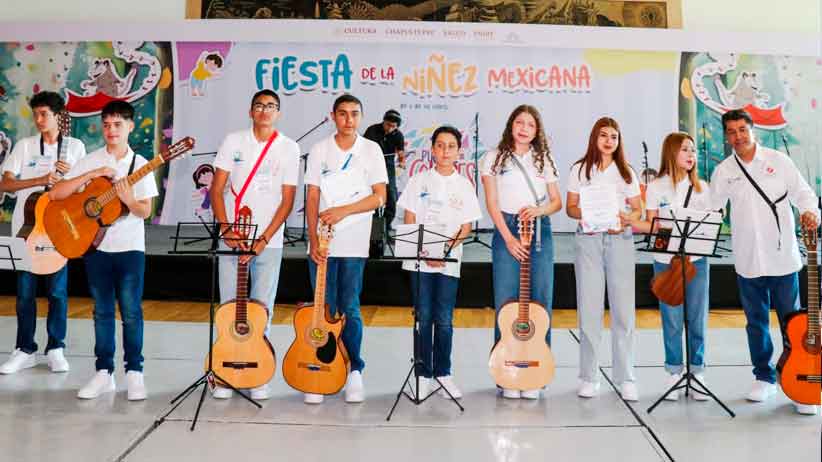 Aplauden presentación de la Rondalla del SEDIF en la Fiesta de la Niñez Mexicana, celebrada en Los Pinos