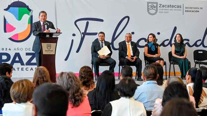 467 maestras y maestros son condecorados por sus 30 y 40 años al servicio de la niñez y la juventud zacatecana