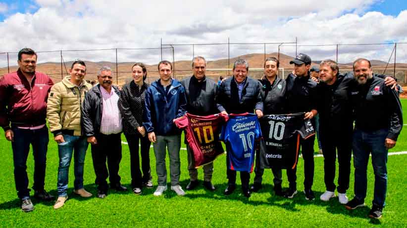 Inaugura Gobernador David Monreal junto con directivos de Pachuca, Cruz Azul, Chivas y Mineros cancha de pasto sintético en Pánuco