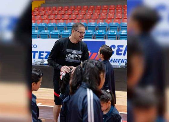 Conviven los jugadores de Mineros con las niñas y niños de la Casa Cuna