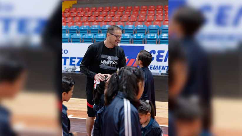 Conviven los jugadores de Mineros con las niñas y niños de la Casa Cuna