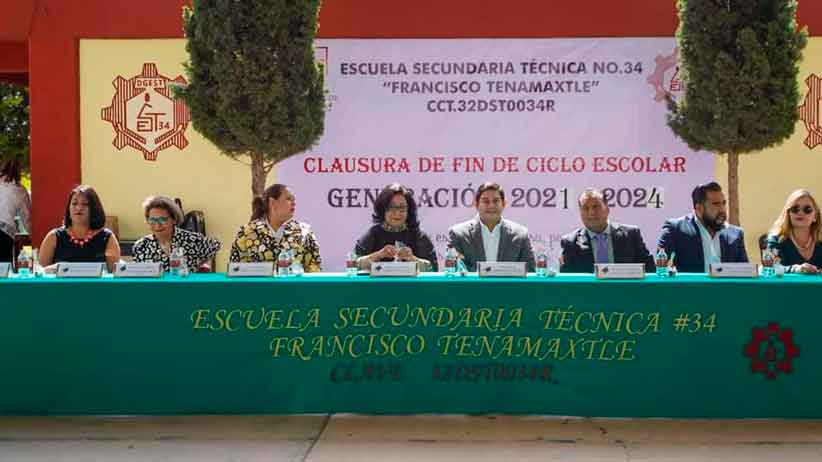 Acompaña Jorge Miranda a estudiantes de la secundaria Técnica 34 en su graduación