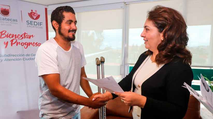 Entrega SEDIF apoyos económicos a familias zacatecanas