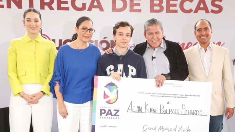 Entregan Gobernador David Monreal y Pepe Saldívar casi 2.5 millones de pesos en becas para estudiantes destacados de Guadalupe, Zacatecas
