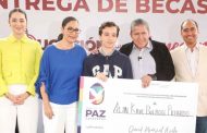 Entregan Gobernador David Monreal y Pepe Saldívar casi 2.5 millones de pesos en becas para estudiantes destacados de Guadalupe, Zacatecas