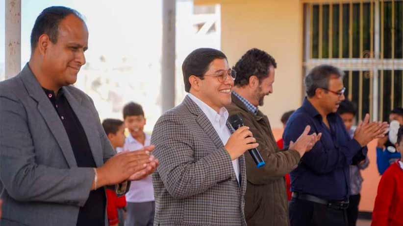 Entrega Jorge Miranda paquetes escolares en la colonia C.T.M.