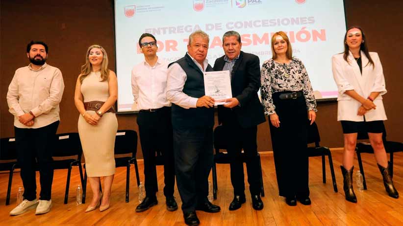 Entrega Gobernador David Monreal 67 concesiones de taxis por transmisión y da banderazo a 100 unidades nuevas