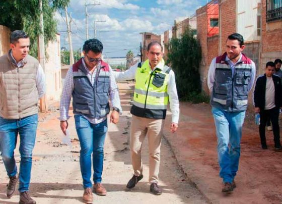 Supervisa Pepe Saldívar rehabilitación de red de drenaje sanitario en la colonia La Fe