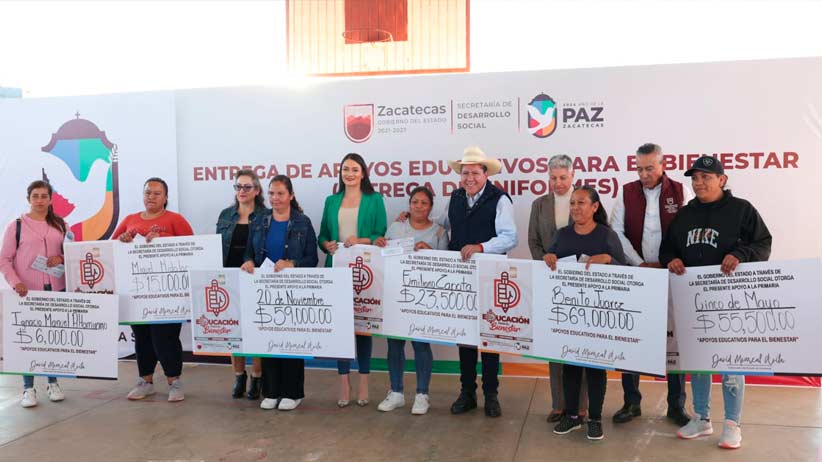 Reciben 2 mil estudiantes de Pánuco uniformes y útiles escolares gratuitos