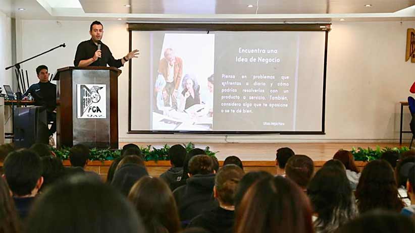 Ulises Mejía Haro impulsa la cultura emprendedora entre la juventud con su charla “El ABC de los Negocios”