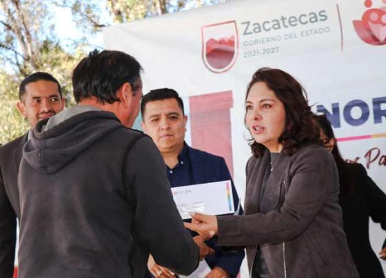 Entrega SEDIF apoyos económicos a familias vulnerables de la entidad