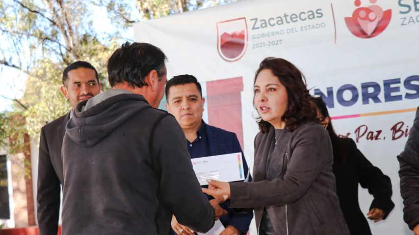 Entrega SEDIF apoyos económicos a familias vulnerables de la entidad