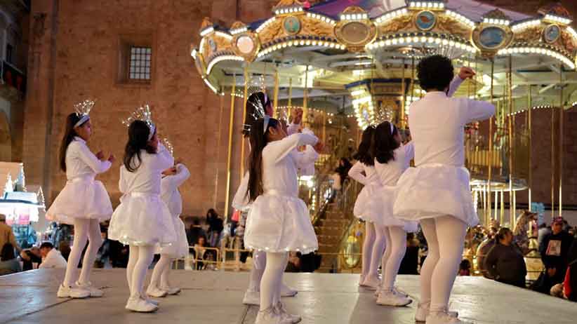 Encantan niñas y niños de Casa Cuna “Plácido Domingo” con presentación navideña en Plaza de Armas