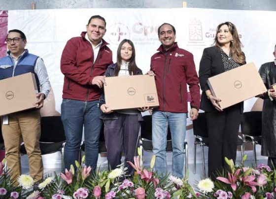 Con entrega de equipo de cómputo refrenda Pepe Saldívar su compromiso con la educación