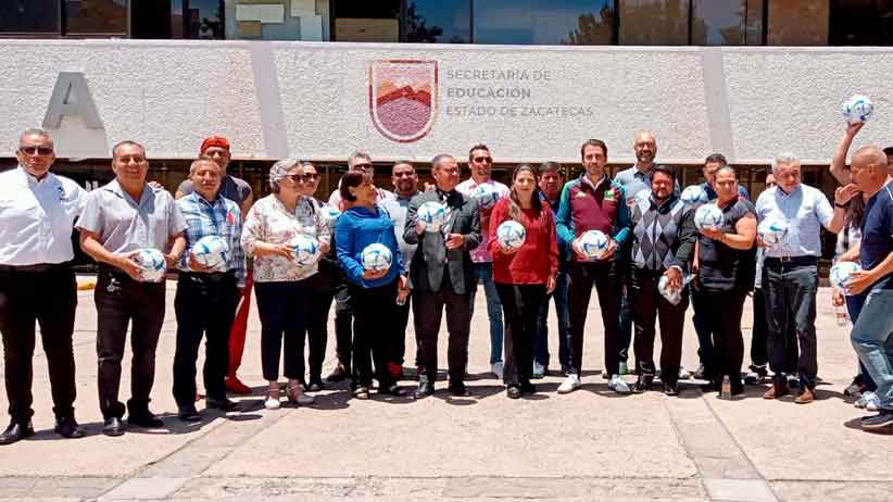 Dona FIFA 3 mil balones de fútbol soccer a escuelas primarias de Zacatecas
