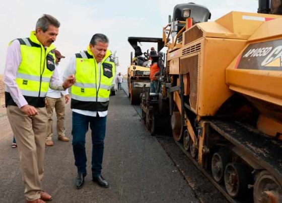 Supervisa Gobernador David Monreal rehabilitación de carreteras en Calera y Villa de Cos