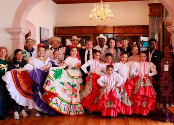 Recibe Gobernador David Monreal a participantes del Festival Zacatecas del Folclor; reconocen que es el mejor de México