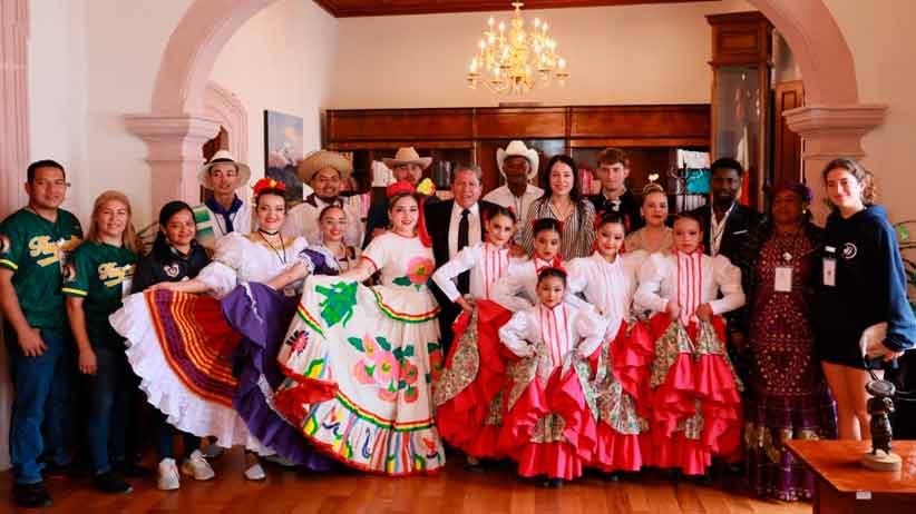 Recibe Gobernador David Monreal a participantes del Festival Zacatecas del Folclor; reconocen que es el mejor de México