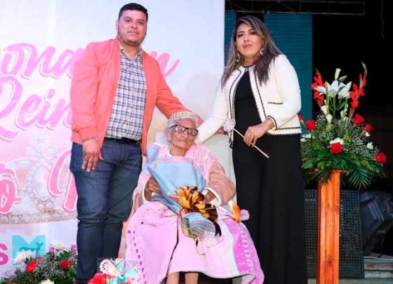 Coronan a Gregoria I como reina del Adulto Mayor en la FEREMAZ 2025