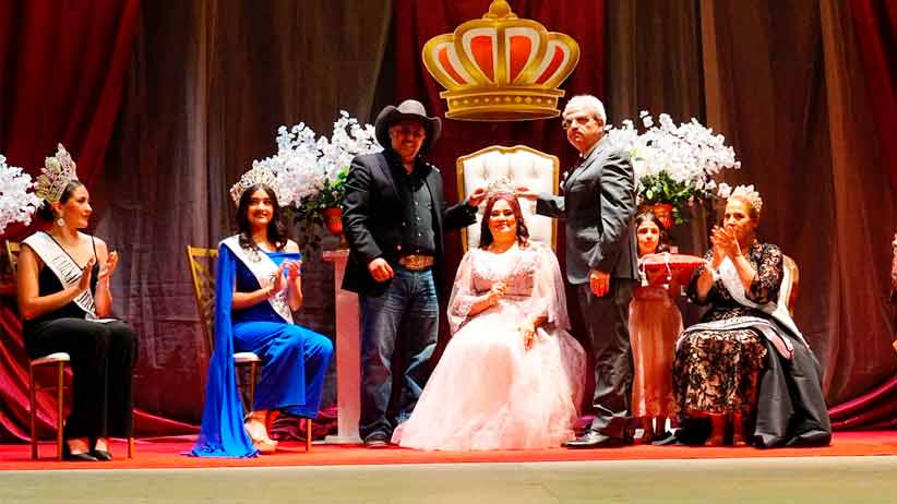 Coronan a Cecilia I como reina de los jubilados del Issstezac