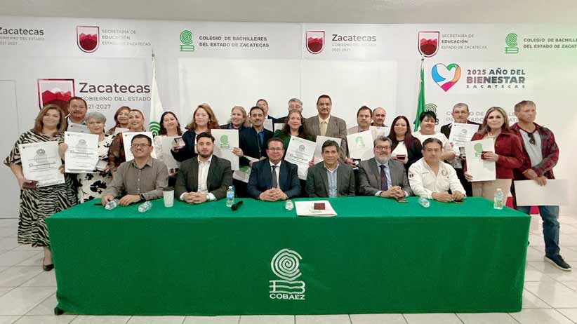 Con Medalla Manuel Altamirano, reconoce Cobaez a docentes por 30 años de servicio