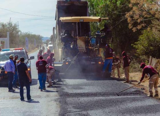 Con inversión de 5.2 mdp Gobernador David Monreal rehabilita carretera en Villa Hidalgo