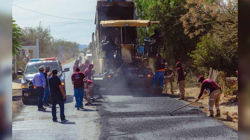 Con inversión de 5.2 mdp Gobernador David Monreal rehabilita carretera en Villa Hidalgo